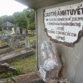 pemakaman kampung vietnam pulau galang batam