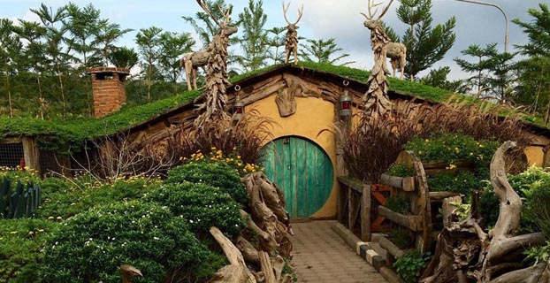 rumah hobbit farmhouse lembang, farmhouse susu lembang, farm house lembang, rumah hobbit di lembang