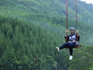 lokasi the lodge maribaya, naik ayunan di the lodge maribaya