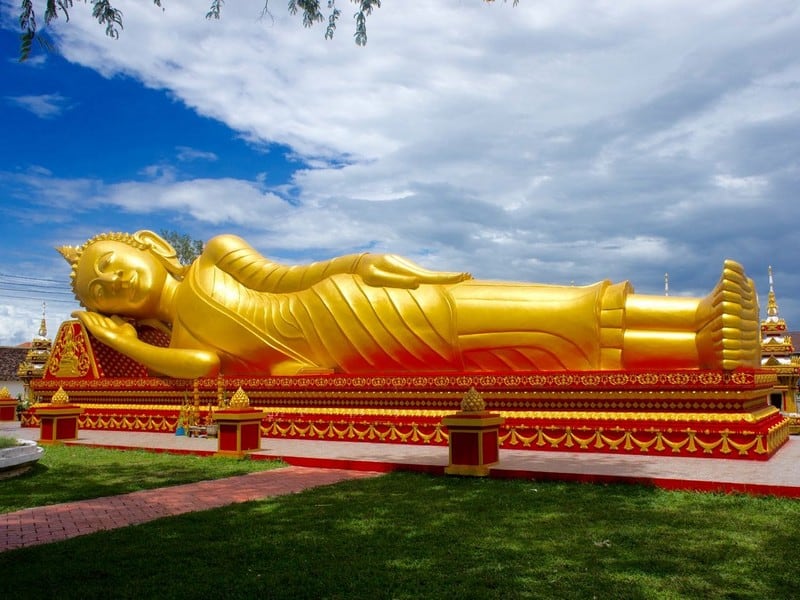 pha tat luang, patung buddha tidur, patung buda tidur di laos, patung budha tidur di thailand, foto patung budha tidur
