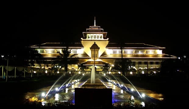 Wisata Malam di Gedung Sate Bandung